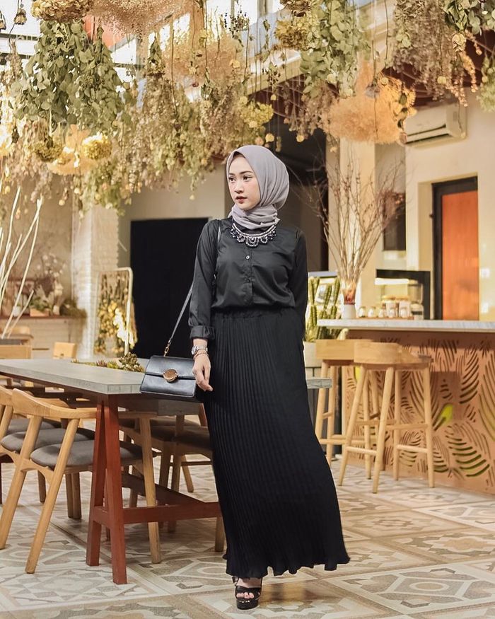 OOTD Baju Hitam dan Rok