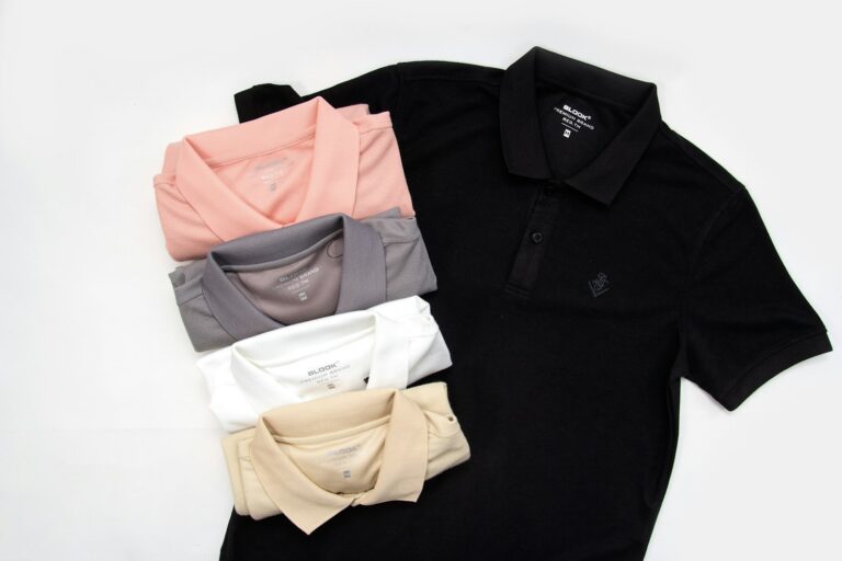 Tumpukan polo shirt berbagai warna di atas meja putih